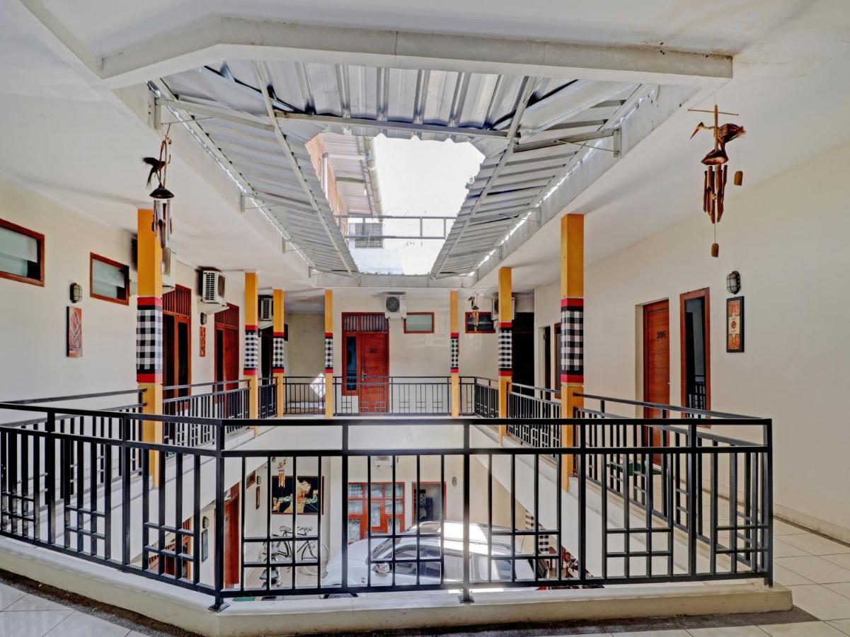 צ'ירבון Capital O 90407 Wisma Bahtera Hotel מראה חיצוני תמונה